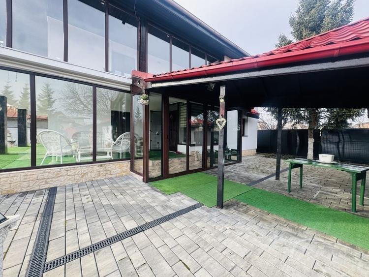 Casă individuală cu 7 camere cu Canalizare în Central