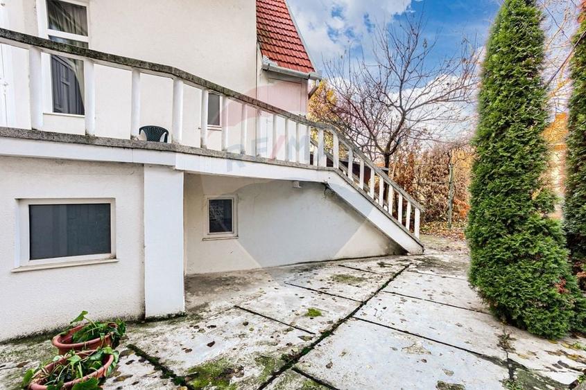 Apartament cu 4 camere semidecomandat, mobilat în Central
