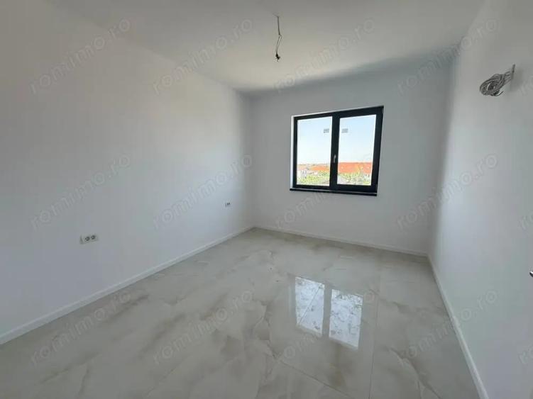 Apartament cu 3 camere semidecomandat în Moșnița Nouă