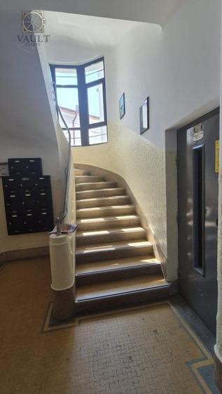 Apartament cu 5 camere semidecomandat în Moșilor