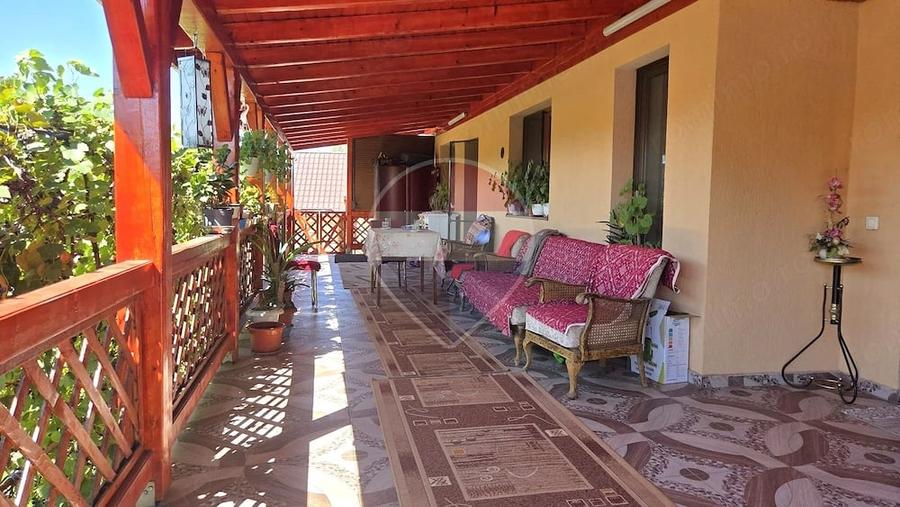 Casă cu 7 camere cu Teren 1400 Mp în Văleni