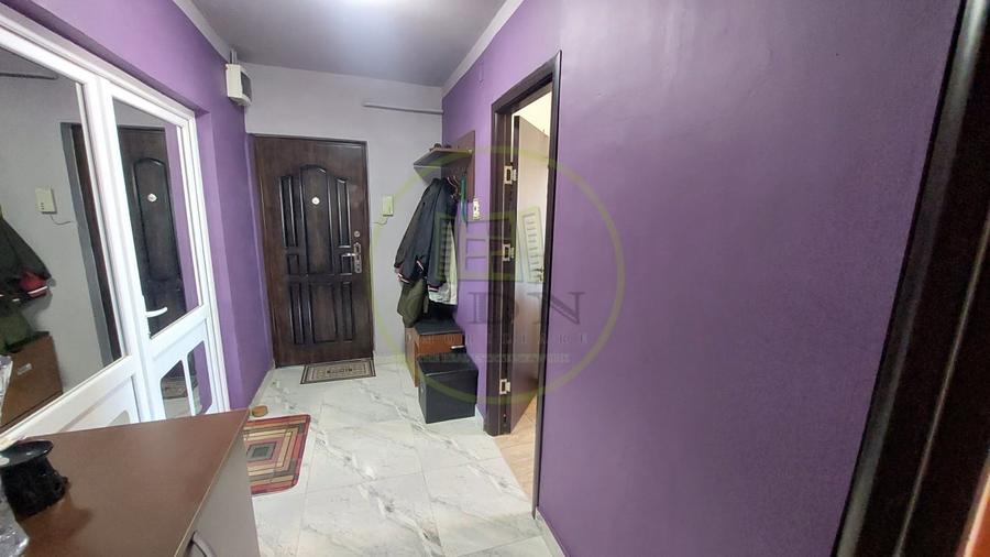 Apartament cu 4 camere decomandat, mobilat în Craiovița Nouă