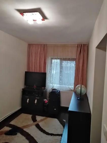 Apartament cu 3 camere semidecomandat în Mogoșoaia