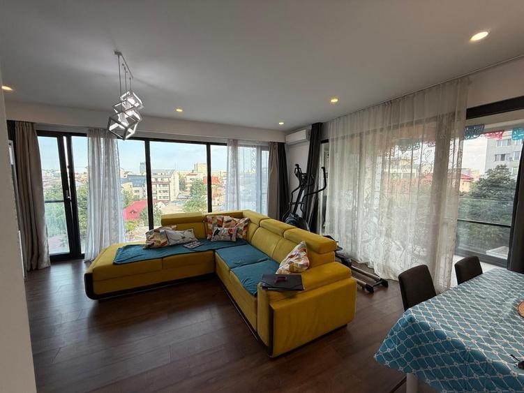 Apartament cu 3 camere decomandat în P-ța Victoriei