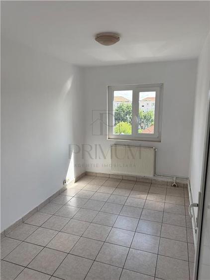 Apartament cu 3 camere decomandat în Lipovei