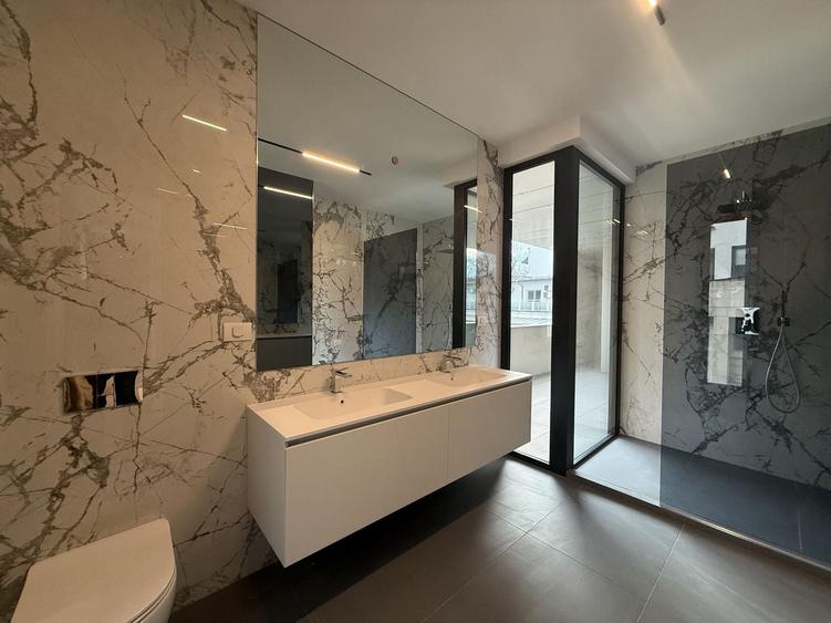 Apartament cu 4 camere decomandat în Primăverii