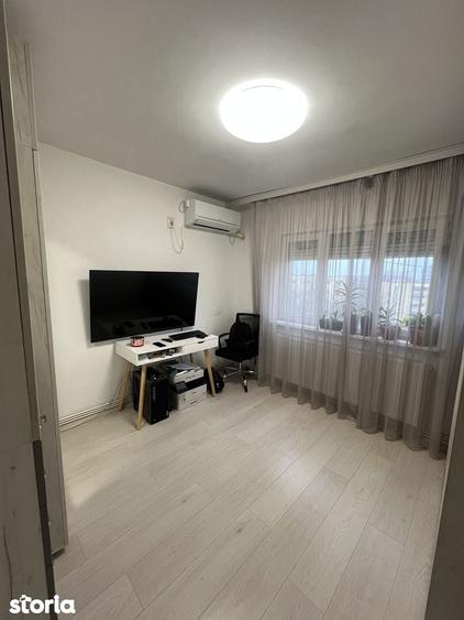 Apartament cu 3 camere semidecomandat în Calea București