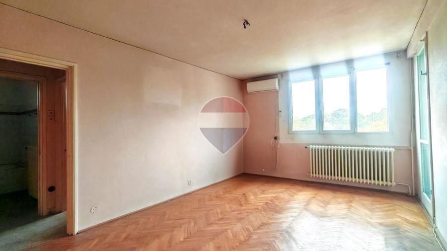 Apartament cu 4 camere semidecomandat în Titan