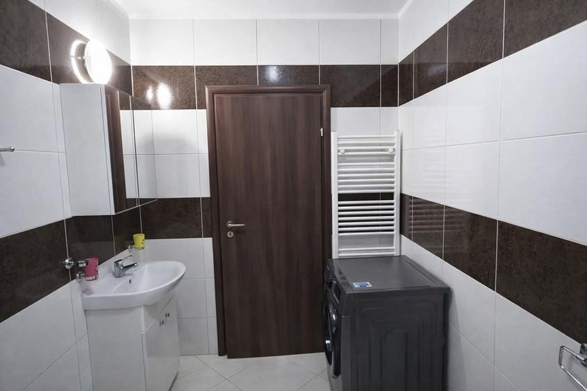 Apartament cu 3 camere semidecomandat, mobilat în Apărătorii Patriei