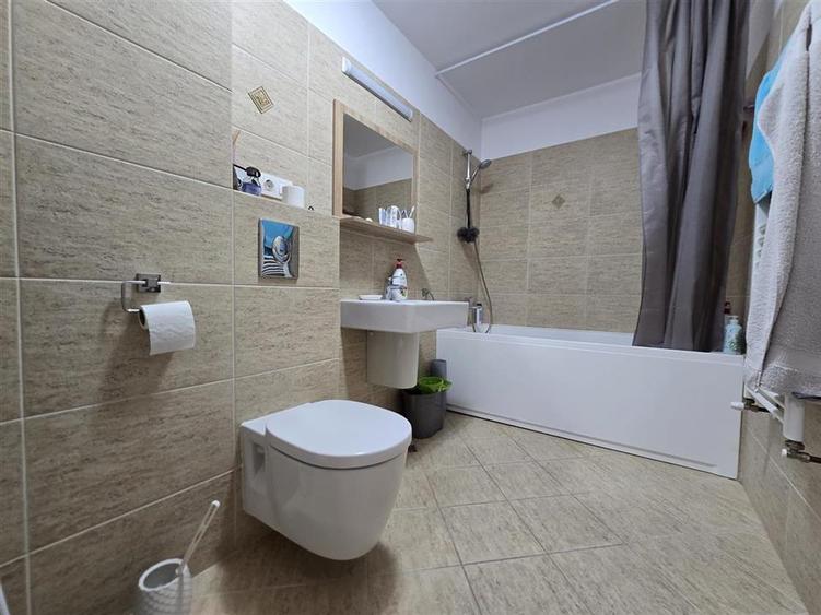Apartament cu 2 camere decomandat, mobilat în Tractorul