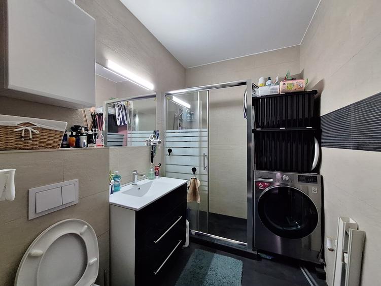 Apartament cu 3 camere semidecomandat, mobilat în Florești