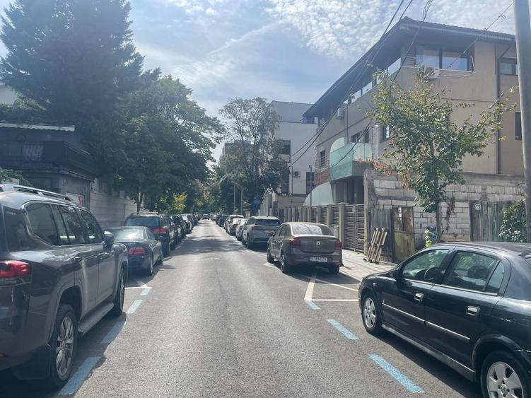 Casă cu 8 camere cu Garaj în Barbu Văcărescu