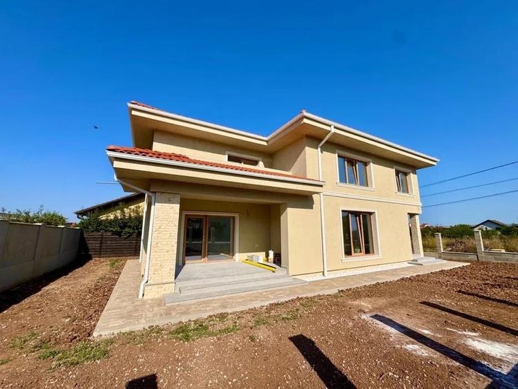 Casă individuală cu 5 camere cu Canalizare în Cetate