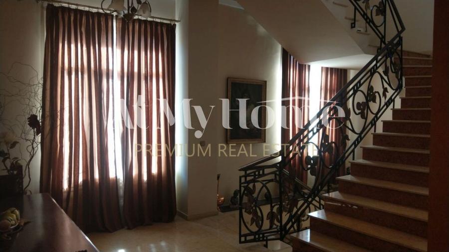 Casă individuală cu 12 camere cu Canalizare în Cotroceni