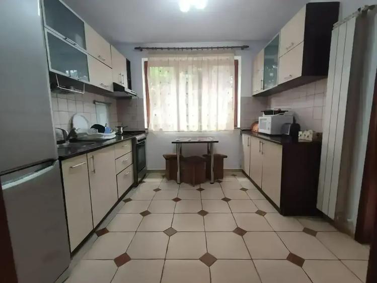 Casă cu 5 camere cu Canalizare în Central
