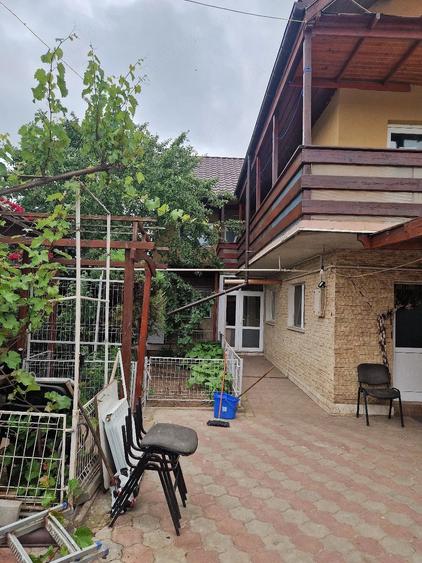 Casă cu 10 camere cu Teren 300 Mp în Central