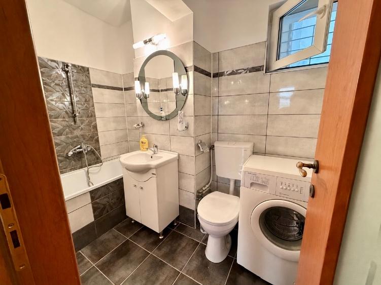 Apartament cu 3 camere decomandat, mobilat în Ultracentral