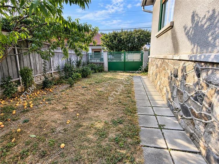 Casă individuală cu 3 camere cu Canalizare în Central