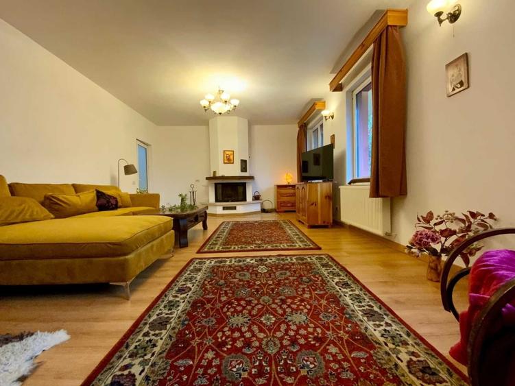 Casă cu 4 camere decomandat cu Teren 2000 Mp în Central