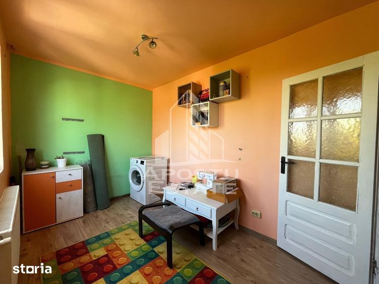 Apartament cu 4 camere semidecomandat în Girocului