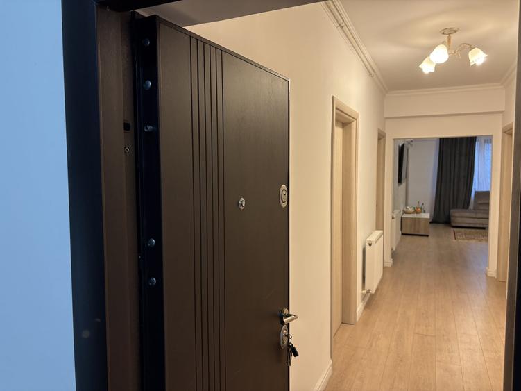 Apartament cu 3 camere semidecomandat în Jiului