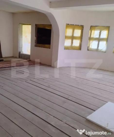 Casă cu 7 camere cu Teren 100 Mp în Central