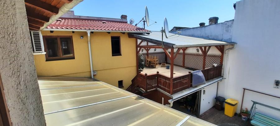Casă individuală cu 7 camere cu Canalizare în Central