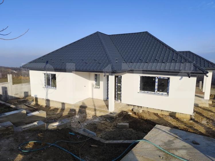 Casă individuală cu 4 camere cu Teren 500 Mp în Păun
