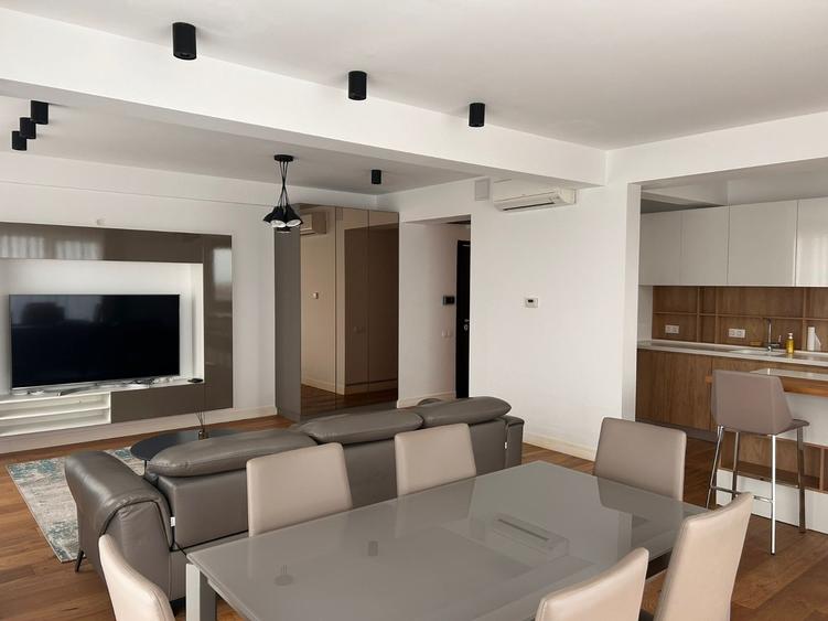 Apartament cu 3 camere semidecomandat, mobilat în Voluntari