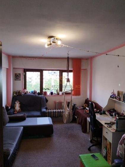Apartament cu 4 camere decomandat în Olteniței