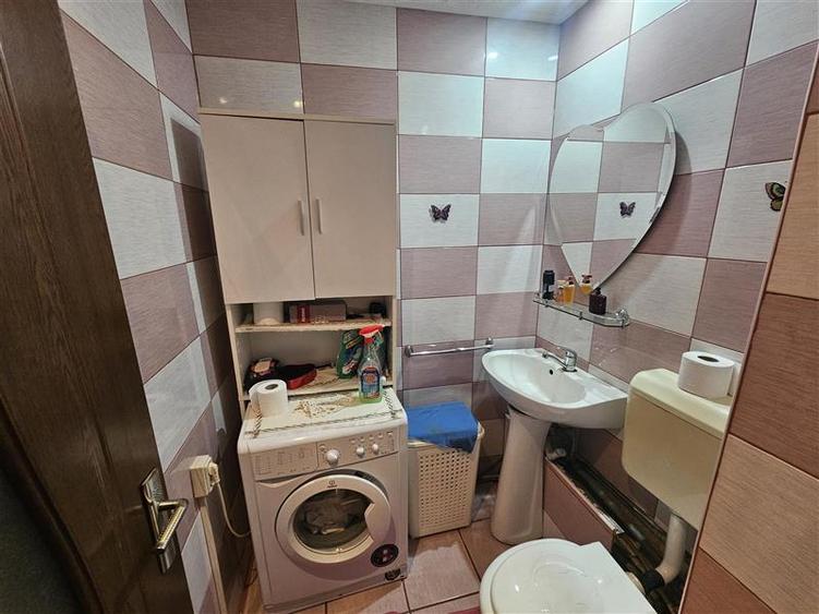 Apartament cu 3 camere decomandat, mobilat în Micro IV