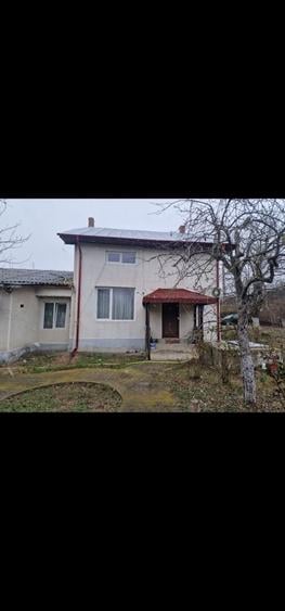 Casă cu 4 camere în Corbii Mari