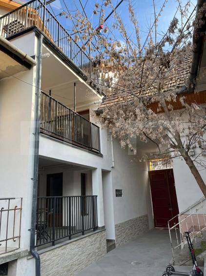 Casă individuală cu 10 camere cu Canalizare în Central