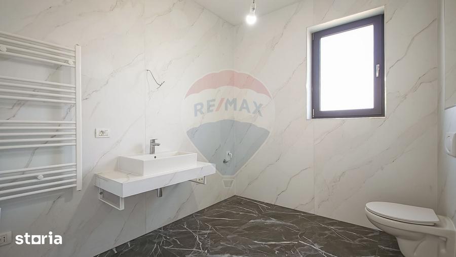 Casă cu 5 camere cu Teren 657 Mp în Florilor