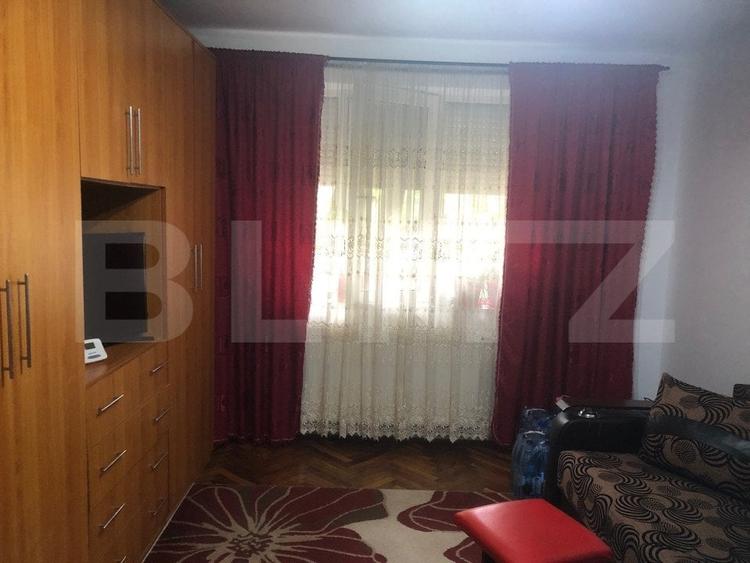 Apartament cu 4 camere semidecomandat, mobilat în Micro 14