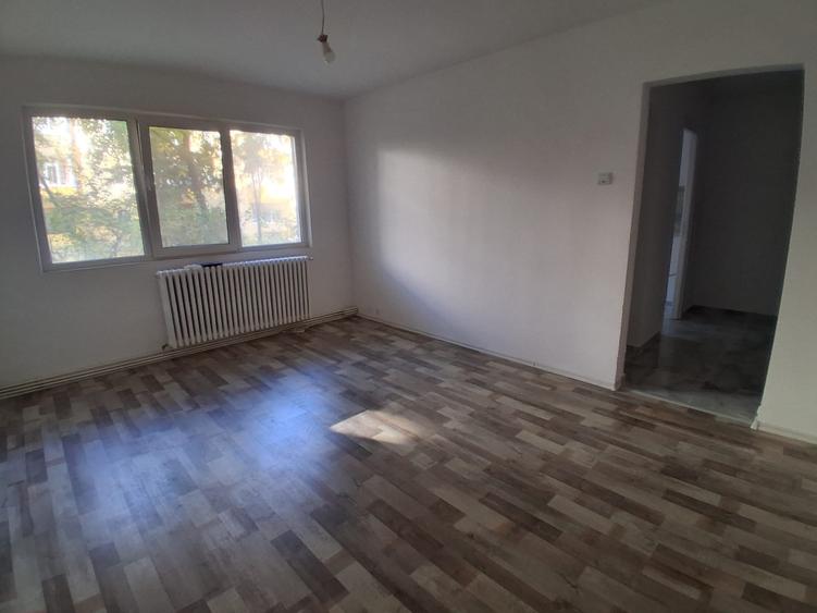 Apartament cu 2 camere semidecomandat în Podu Roș