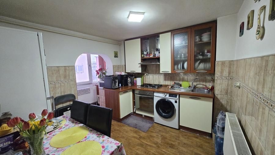 Apartament cu 3 camere decomandat în Micro 5
