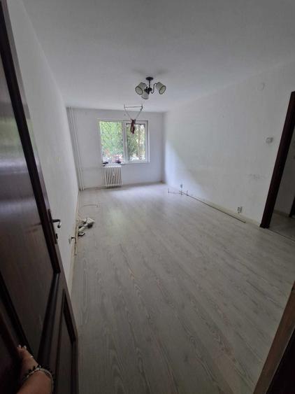 Apartament cu 4 camere decomandat în Tei