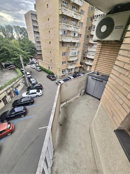 Apartament cu 4 camere decomandat în Central