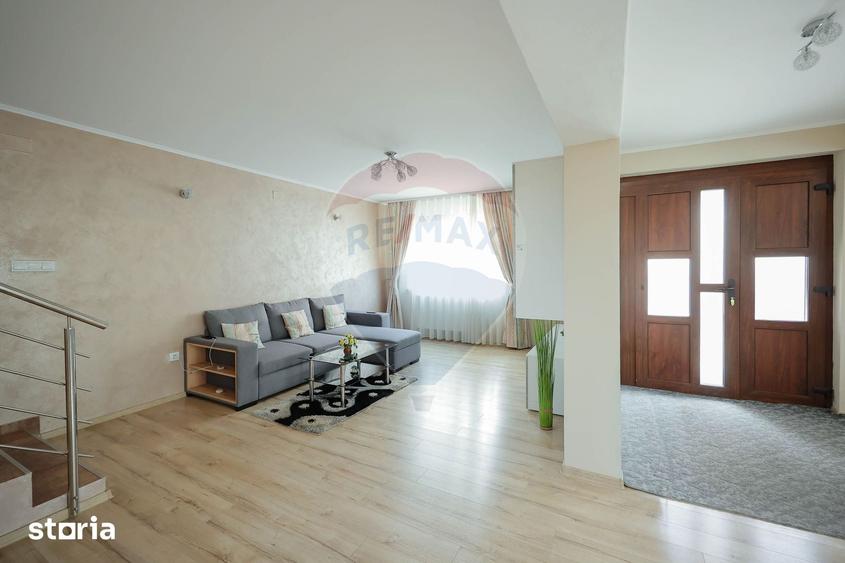 Casă cu 7 camere cu Teren 600 Mp în Sânmartin