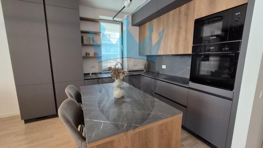 Apartament cu 3 camere semidecomandat, mobilat în Băneasa