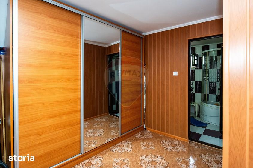 Casă cu 5 camere cu Teren 1600 Mp în Țițești