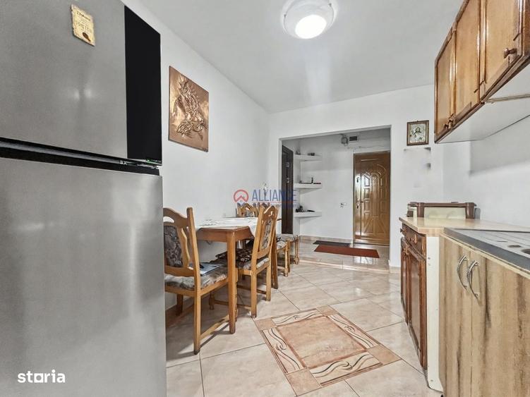 Apartament cu 3 camere decomandat în Delfinariu