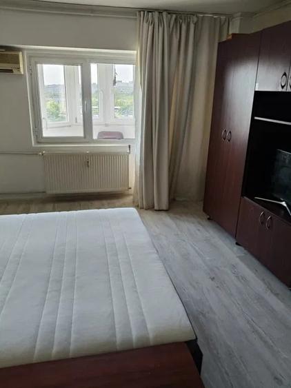 Garsonieră decomandată în Titan