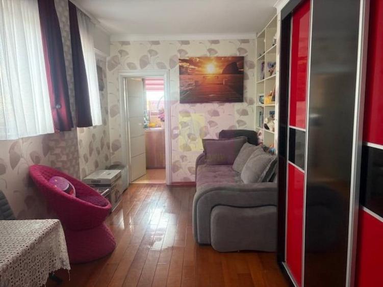 Apartament cu 4 camere decomandat în Titan