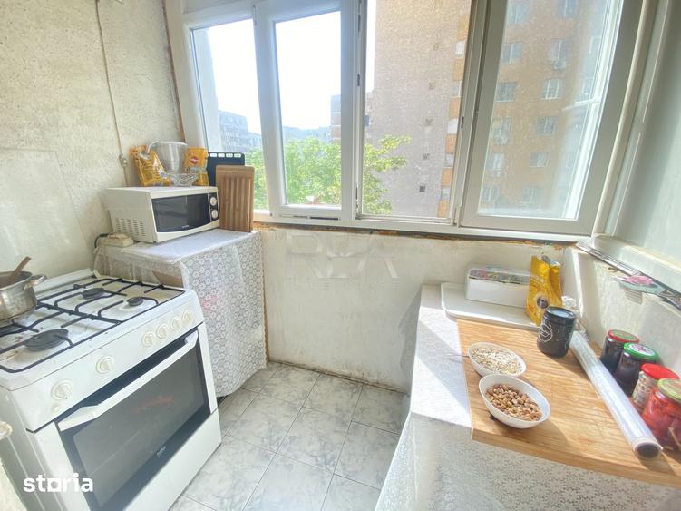 Apartament cu 4 camere semidecomandat, mobilat în Rahova