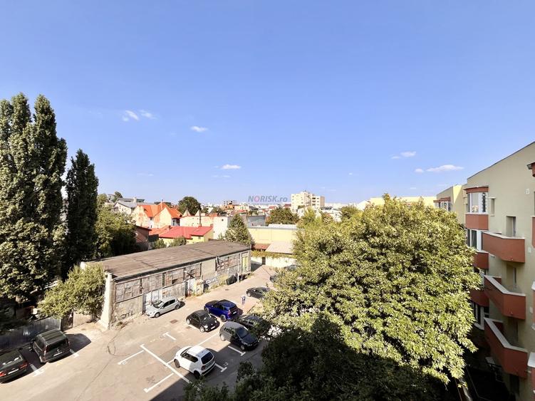 Apartament cu 3 camere semidecomandat, mobilat în Centrul Civic