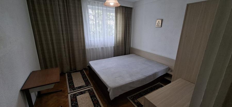 Apartament cu 3 camere semidecomandat în Alexandru cel Bun