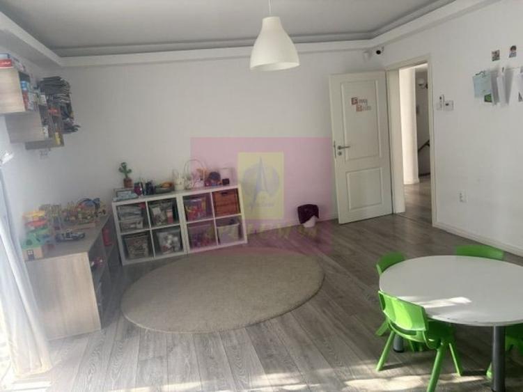 Casă cu 5 camere cu Teren 446 Mp în Drumul Sării