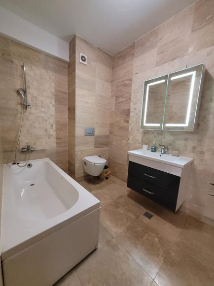 Apartament cu 3 camere semidecomandat, mobilat în Central